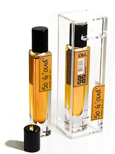 Esenta de parfum So G'Oud este un attar fara alcool magnetic cu arome de Oud. Se deschide cu note lemnoase de lemn de agar indian care stau pe o inimă florală de trandafir și o bază de ambra. Attar So G'Oud 10ml ulei concentrat de parfum. Fabricat în Emiratele Arabe Unite. Este prezentat intr-o sticla moderna, potrivita tuturor tipurilor de posete, prevazuta cu roll on din metal pentru o utilizare mult mai usoara. Esenta de parfum So G'Oud este un attar fara alcool magnetic cu arome de Oud. Se deschide cu note lemnoase de lemn de agar indian care stau pe o inimă florală de trandafir și o bază de ambra.