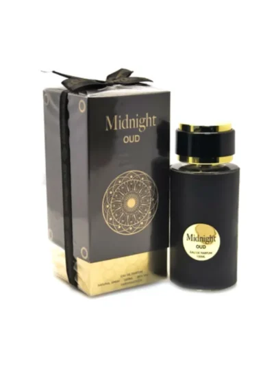 Midnight Oud parfum arabesc de la Fragrance World. Un miros dominant, oriental tabac. In notele de varf aromele calde de lemn de agar sunt combinate cu maiestrie cu arome de copaiba (miros unic, cu note lemnos-rasinoase profunde, balsamice si aromatice), bergamota si piper rosu, notele de mijoc dezvaluie mirosul senzual de trandafir de Taif, in timp ce notele de baza desavarsesc un parfum sublim cu aromele finale de ambra, lemn de santal, lichen de stejar si tabac. Midnight Oud parfum arabesc de la Fragrance World . Parfum oriental tabac 100ml apa de parfum pentru barbati . Parfumuri arabesti originale fabricate in Dubai. Livrare gratuita la comenzi peste 100 lei cu curier rapid .