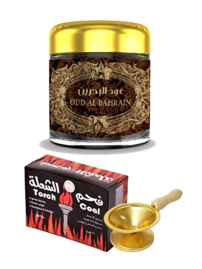 Set Aromatizant Oriental Natural contin:  Bukhoor Oud Al Bahrain 30gr. Așchii de lemn de oud infuzate cu uleiuri esentiale parfumate și amestecate cu alte ingrediente naturale (arome de mosc, ambra, oud si tamaie). 1 cutie carbuni Toarch Coal x 60 buc. Noutatea de ultima ora. Carbunii Torch Coal sunt întruchiparea tehnologiei moderne in producerea carbunelui presat natural. Torch Coal este un carbune produs din bambus, cu o durata de ardere de minimum 40 de minute pe bucata. Este un produs ecologic care prin ardere nu produce fum sau miros. De aceea acesti carbuni sunt indicati pentru arderea bakhoor.