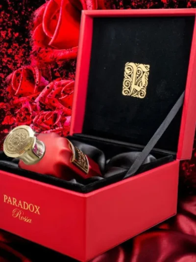 Descoperă frumusețea seducătoare a parfumului Paradox Rossa de la FA Paris! Cu o combinație irezistibilă de arome florale și orientale, acest parfum te va învălui într-o aură misterioasă și senzuală. Notele sale distincte de trandafir, vanilie și mosc creează o sinfonie olfactivă care te va captiva instantaneu. Bucură-te de momente pline de eleganță și rafinament cu Paradox Rossa - un parfum ce dezvăluie paradoxuri și emoții într-un mod sublim.