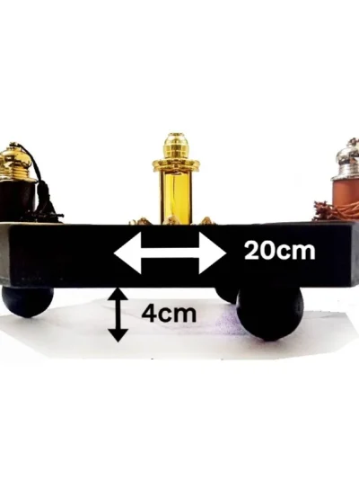 1 esenta de parfum arabesc, 12ml cu arome orientale dulci, un miros irezistibil. Vanilie, caramel, mosc. 1 esenta de parfum arabesc, 6ml cu arome orientale. Un melanj de fructe rosii, vanilie, mosc, trandafir si iasomie. Exotic si sensual. 1 esenta de parfum arabesc, 6ml cu arome oriental lemnoase. Un miros uimitor si intrigant. Trandafir, muscate, patchouli, oud, mosc, lemn de santal, cuisoare. 2 buc. Bakhoor – tamaie arabeasca cu miros oriental 10gr. Aschii de lemn de oud  infuzate cu uleiuri esentiale cu de oud, mosc, vanilie, trandafir, iasomie si mandarine. 1 buc. Bakhoor – tamaie arabeasca cu miros oriental lemnos, 24gr. Tablete de tamaie infuzate cu uleiuri esentiale cu arome de oud, cedru, patchouli, muscate, trandafir, lemn de santal, mosc. 1 buc. Bakhoor– tamaie arabeasca cu miros oriental lemnos, puternic, 10gr. Aschii de lemn de oud  infuzate cu uleiuri esentiale cu arome de oud, cedru, patchouli, muscate, trandafir, lemn de santal, mosc. 1 buc. tamaier (suport de ars), elegant, realizat din ceramica, auriu cu aspect antichizat, un model special in forma de floare de lotus. 1 saculet nisip alb decorativ.  Sugestia noastra de folosire: se adauga in tamaier, iar deasupra acestuia se adauga tablita aurie perforata pentru ardere carbuni, vezi imaginea de prezentare. 1 saculet de pietricele decorative multicolore, se aseaza ca decor in tava. 1 grebla in miniatura din bambus, se foloseste la distribuirea pietricelelor sau a nisipului